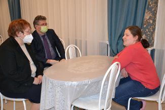 The Sverdlovsk Region’s Social Policy Minister Andrey Zlokazov and local Human Rights Commissioner Tatyana Merzlyakova meeting with a  woman from the Uktussky Assisted Living Facility