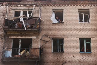 Дом в Славянске после обстрела. По данным мэра города, в результате удара были повреждены многоэтажки и школа