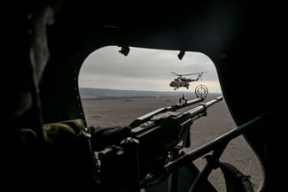 Украинский стрелок наблюдает из вертолета за другим Ми-8