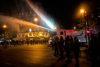 На площади Республики собралось около трех тысяч человек. Демонстрация проходила мирно, однако к вечеру ее разогнала городская полиция