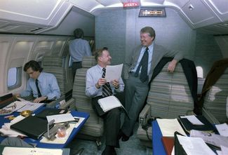 Збигнев Бжезинский и Джимми Картер на борту президентского самолета, конец 1970-х 