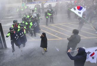 Протестующие против импичмента демонстранты вступили в столкновения с полицией. 10 марта 2017 года