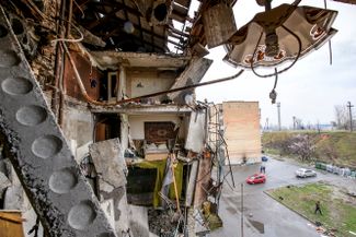Разрушенный жилой дом в Гостомеле. Город начали бомбить в первые дни войны — там расположен стратегический аэропорт «Антонов». Гостомель был освобожден от российских военных только в начале апреля