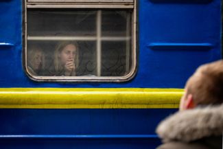 41-летний Богдан прощается со своей 35-летней женой Леной, которая уезжает во Львов с киевского вокзала. Богдан остается воевать, пока его семья пытается покинуть страну в поисках убежища. 3 марта 2022 года