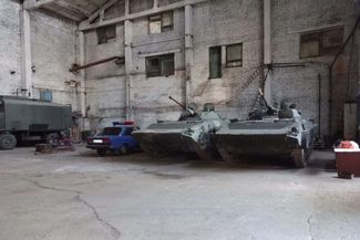 Техника спецслужб самопровозглашенной ДНР в одном из цехов закрытого Донецкого завода изоляционных материалов, превращенного в тюрьму «Изоляция». Январь 2021 года