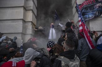 Демонстранты пытаются прорваться в Капитолий. Вашингтон, 6 января 2021 года