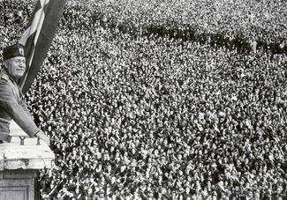 Выступление Бенито Муссолини на митинге в Риме в 1933 году