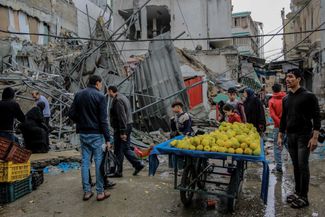 Разбомбленный рынок Аль-Завия в Газе, 27 ноября 2023 года