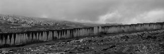 Стена между Анатой и Писгат Зеэв — соответственно палестинским и израильским пригородами Иерусалима.