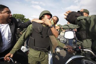 Оппозиционеры и военнослужащий национальной гвардии, оставшийся на стороне Мадуро