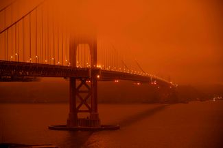 Машины едут по Золотому Мосту в Сан-Франциско. Калифорния, 9 сентября 2020