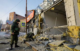 Российские военные в оккупированном Донецке проводят расследование на месте, куда попали украинские снаряды