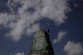 Укрытый монумент Тарасу Шевченко
