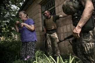 Напуганная пожилая женщина в укрытии во время артиллерийского обстрела, Лисичанск