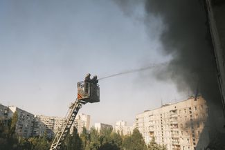 Пожарные тушат возгорание на месте обстрела жилого дома в Харькове, 15 сентября 2024 года