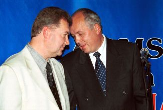 Министр промышленности, науки и технологий Александр Дондуков и гендиректор «Промэкспорта» Сергей Чемезов. 23 июня 2000 года