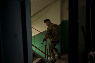 Украинский военнослужащий после обыска у человека, которого заподозрили в пособничестве России