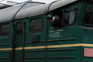 Машинист поезда в Покровске — крупном городе Донецкой области, остающимся под контролем Украины. Отсюда мирные жители эвакуируются в более безопасные регионы Украины