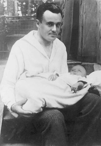Сергей Королев с дочерью Наташей. Июль 1935 года