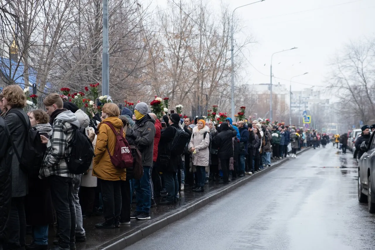 Господи, помилуй Десятки тысяч людей пришли проститься с Алексеем Навальным  — не испугавшись никого и ничего. Корреспонденты «Медузы» рассказывают, как  это было — Meduza