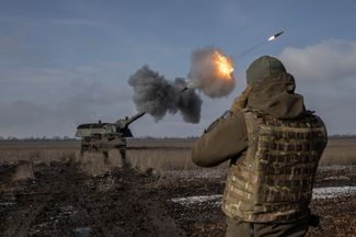 Украинская армия недалеко от Бахмута ведет огонь из немецкой гаубицы Panzerhaubitze 2000