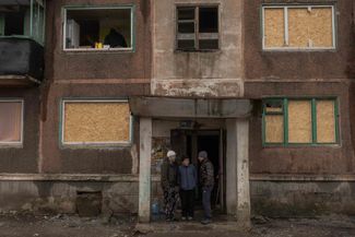 Жители Мирнограда у подъезда одного из семи многоквартирных домов, поврежденных во время ракетного удара 26 января