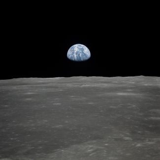 Земля встает над лунным горизонтом. Фото сделано с космического корабля «Аполлон-11». Это с него американцы впервые высадились на Луну