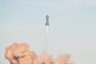 Испытания Starship SN8 в декабре 2020 года. Ракета набрала высоту более 12 километров, но взорвалась при приземлении.