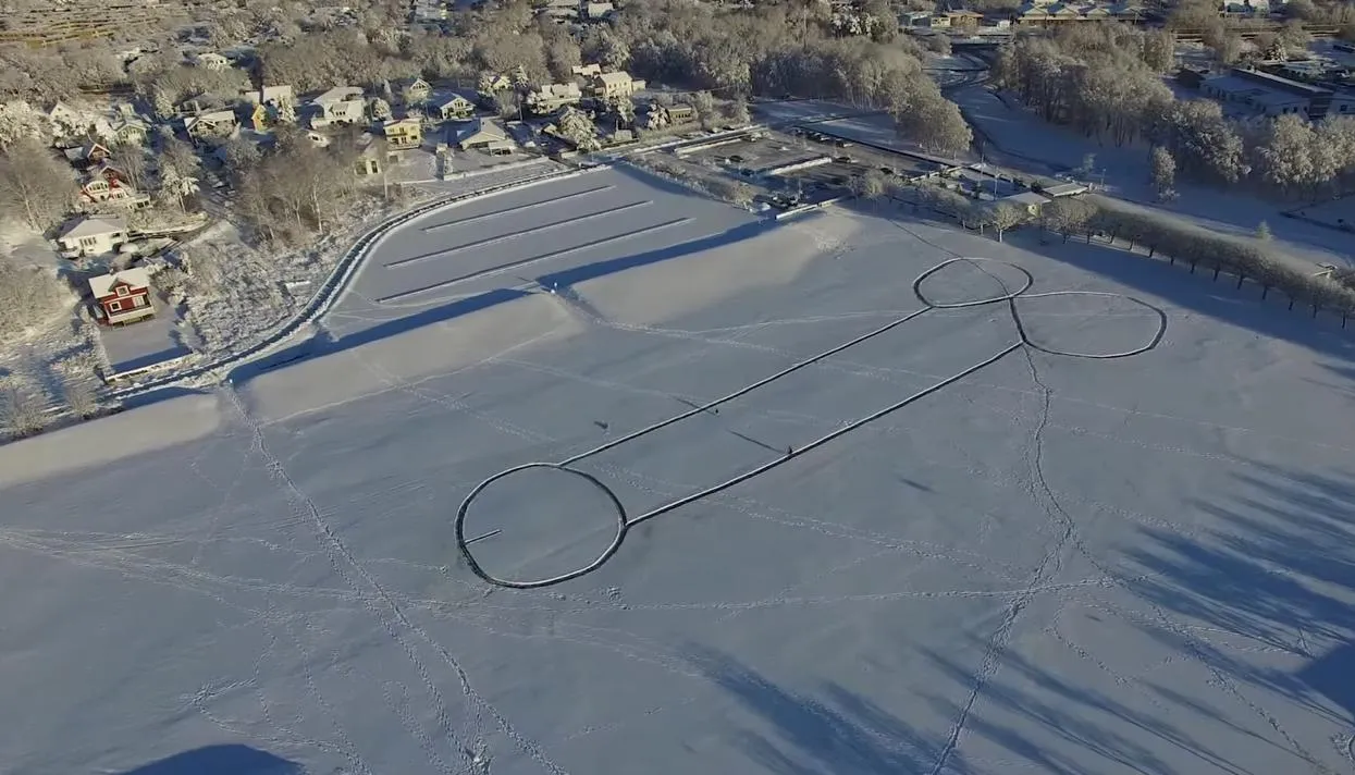 Шведский город всполошила проблема гигантского пениса на снегу — Meduza