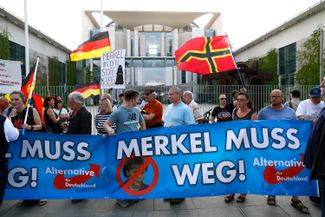 Сторонники «Альтернативы для Германии» перед Ведомством федерального канцлера в Берлине