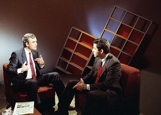 Ведущий телепередачи «До и после полуночи» Владимир Молчанов (слева) и чемпион по шахматам Гарри Каспаров во время эфира. 1989 год