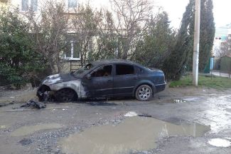 Автомобиль, сожженный в Ялте в ночь на 9 января 2016