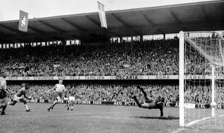 17-летний Пеле забивает третий гол сборной Бразилии в ворота Швеции в финале своего первого чемпионата мира. Матч состоялся 29 июня 1958 года на стадионе «Росунда» в Стокгольме. Бразильцы выиграли со счетом 5:2. Пеле был признан лучшим молодым игроком турнира.