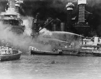 Горящий линкор «Вест Вирджиния». После попадания девяти торпед и двух авиабомб корабль лег на грунт на ровном киле. В 1944 году он был отремонтирован и вернулся в строй. 