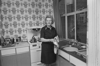 Маргарет Тэтчер позирует на кухне в октябре 1974 года, во время самого большого кризиса в своей политической карьере. В проигравшем выборы правительстве консерваторов Похитительница Молока была самым непопулярным министром. Через пять лет на кухне в резиденции премьера на Даунинг-стрит, 10, в качестве «домохозяйки» позировал уже муж Тэтчер Дэнис