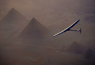 Solar Impulse 2 над египетскими пирамидами. Каир, 13 июля 2016 года