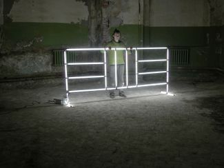 Сергей Прокофьев у работы «Заграждение»