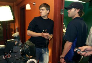 Оператор Роман Васьянов и американский режиссер Кевин Джексон во время съемок клипа «Ляписа Трубецкого» в 2004 году