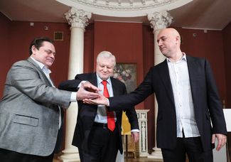 (Слева направо) Геннадий Семигин («Патриоты России»), Сергей Миронов («Справедливая Россия») и Захар Прилепин («За правду») подписывают соглашение об объединении партий.
