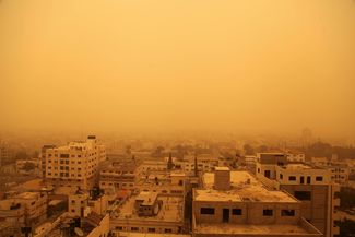 Песчаная буря в городе Газа на палестинских территориях, 8 сентября 2015 года