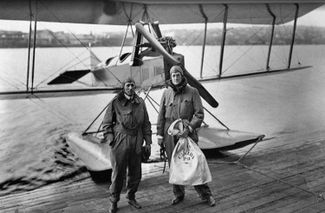 Уильям Боинг (справа) и пилот Эдди Хаббард на фоне биплана Boeing Model C. 3 марта 1919 года они совершили на нем перелет из Сиэтла в Ванкувер. На обратном пути Боинг и Хаббард захватили на борт мешок с 60 письмами. Это была первая в истории Северной Америки международная доставка почты по воздуху