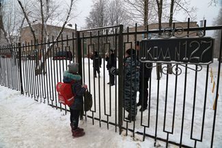 Вход на территорию школы № 127 в Перми. 15 января 2017 года