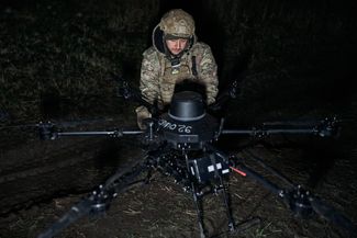 Боец ВСУ работает с дроном «Вампир» в четырех километрах от линии фронта