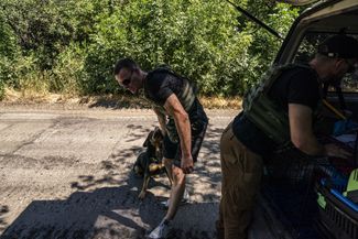 Уезжающие из города люди зачастую не могут взять с собой своих домашних животных или скот, их тоже пытаются спасти волонтеры