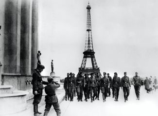 СС около Эйфелевой башни в Париже, июль 1940 года