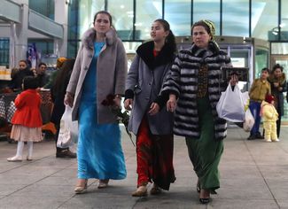 Жительницы Туркмении в ашхабадском торговом центре «Беркарар», 2017 год