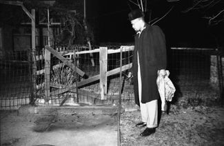 Малкольм Икс после того, как его дом закидали коктейлями Молотова. Нью-Йорк, 14 февраля 1965 года
