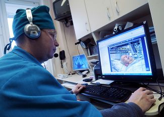 Военный госпиталь имени Вишневского. Врач наблюдает за пациентами с помощью робота R.BOT-100, управляемого через интернет