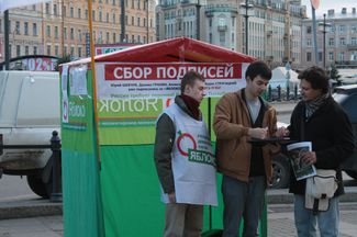 Федор Горожанко (в центре) во время предвыборной кампании в Законодательное собрание Петербурга в 2011 году