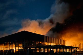 Пожар в здании торгового центра в Херсоне после российского ракетного удара по городу 3 февраля 2023 года
